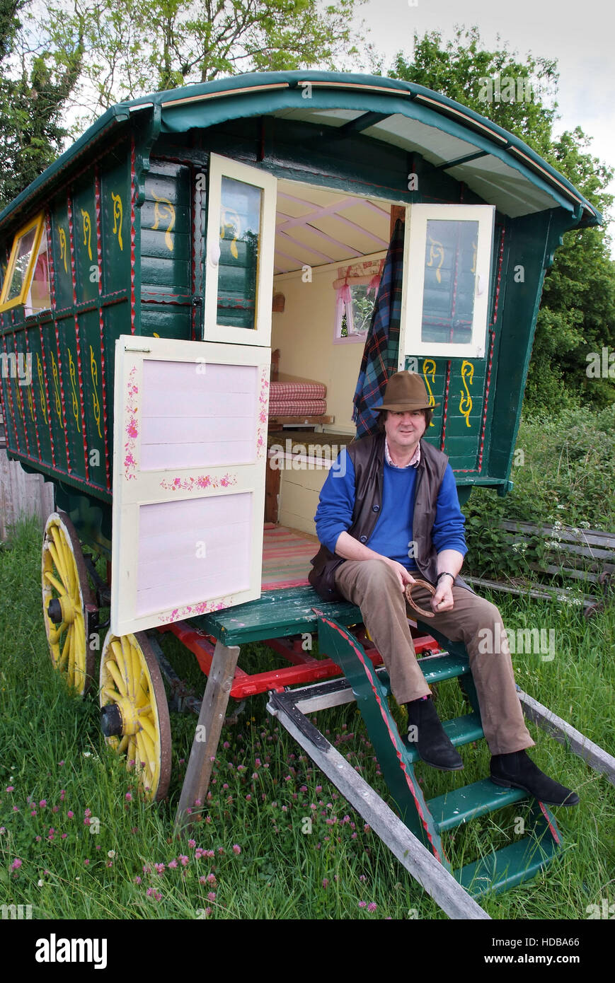 Un tradizionale 19th.secolo cavallo romany gypsy caravan. Foto Stock