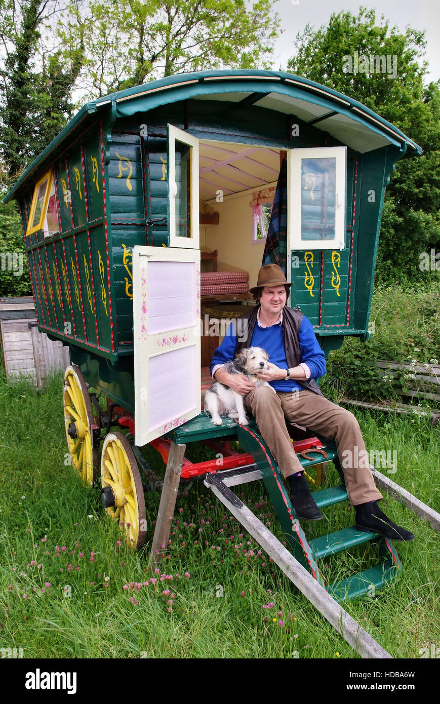 Un tradizionale 19th.secolo cavallo romany gypsy caravan. Foto Stock
