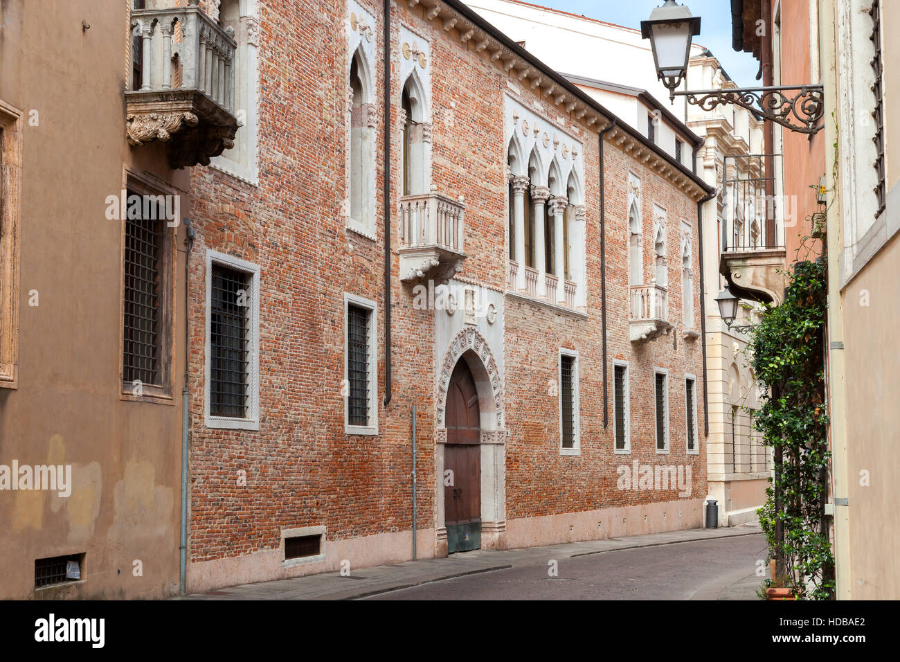 Strada di Vicenza e Palazzo Porto Colleoni a Contra Porti, regione Veneto, Italia. Foto Stock
