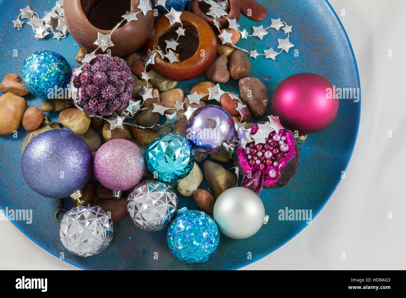 Decorazione di Natale in una piastra con dominanti blu e viola i colori Foto Stock