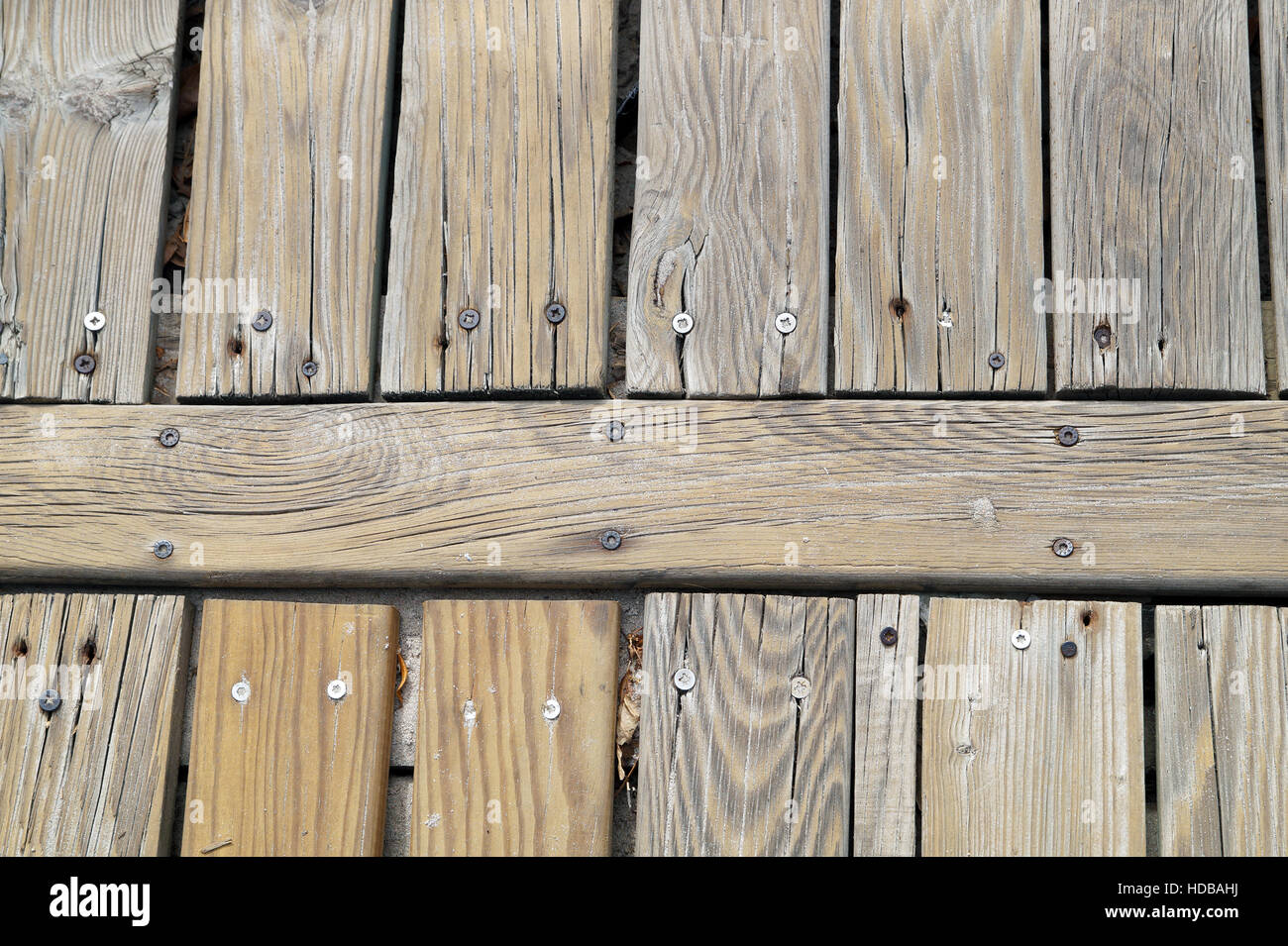 Sotto il cielo blu , pier piattaforma di legno accanto al mare . Foto Stock