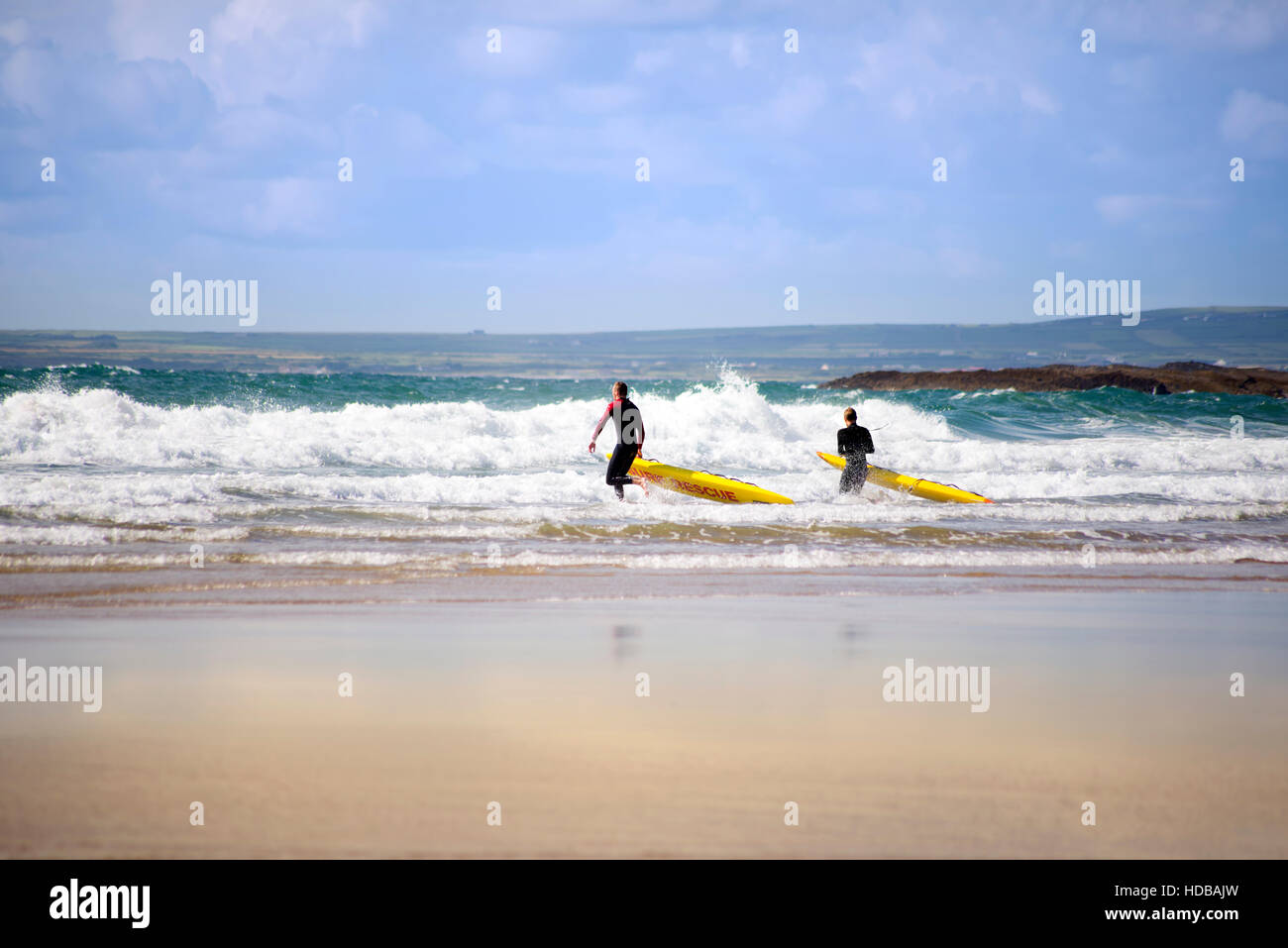 Bagnini di formazione nel surf sulla spiaggia di ballybunion contea di Kerry Irlanda Foto Stock