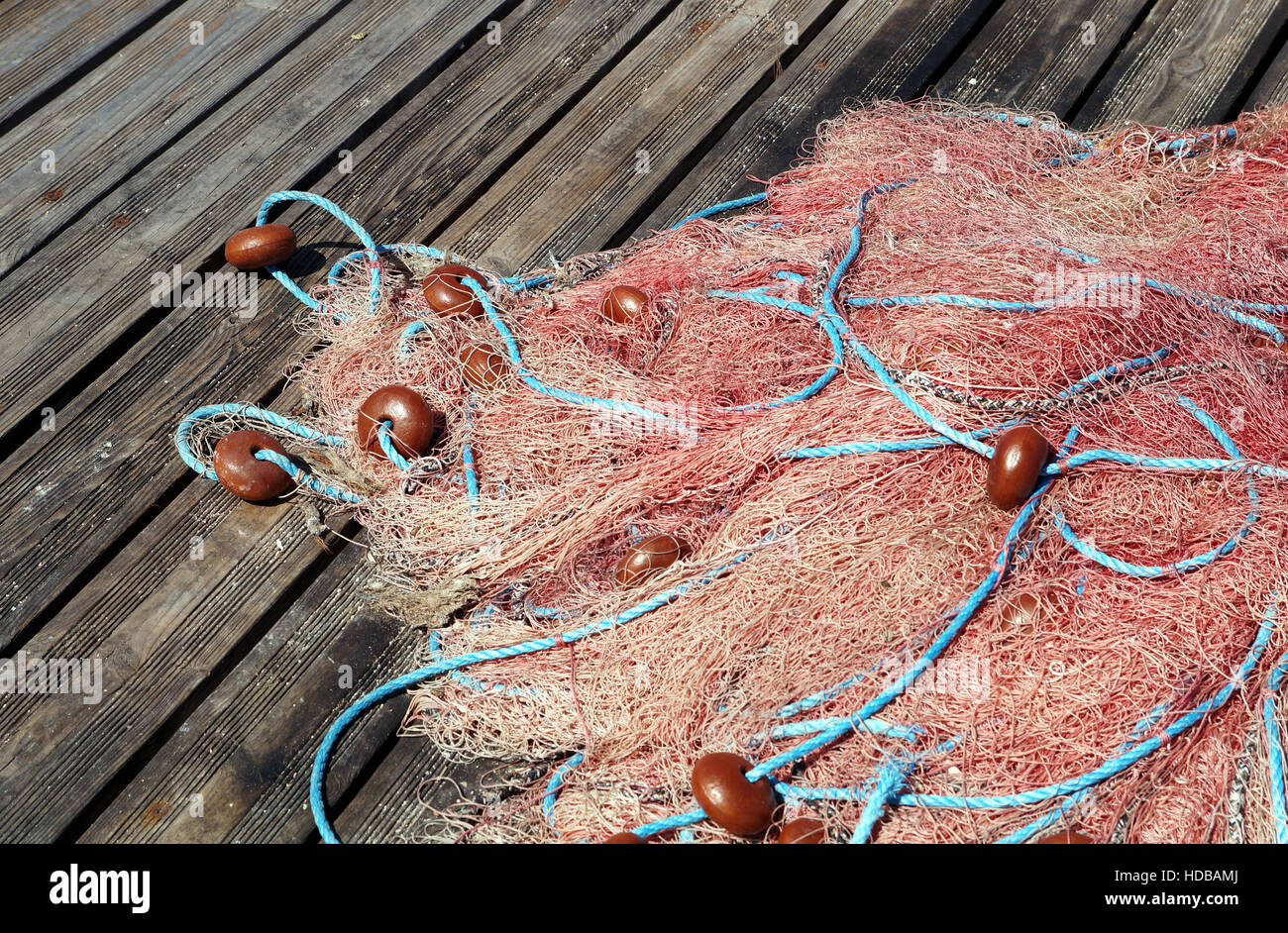 Corda arancione reti da pesca su un molo in legno . Foto Stock