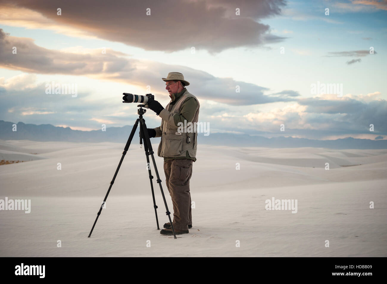 Fotografo amatoriale che scatta foto/scimpando sullo schermo posteriore della sua fotocamera al White Sands National Monument, White Sands National Park, New Mexico. Foto Stock