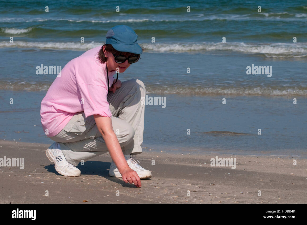 Beachcombing, Mustang Island State Park, Texas Foto Stock