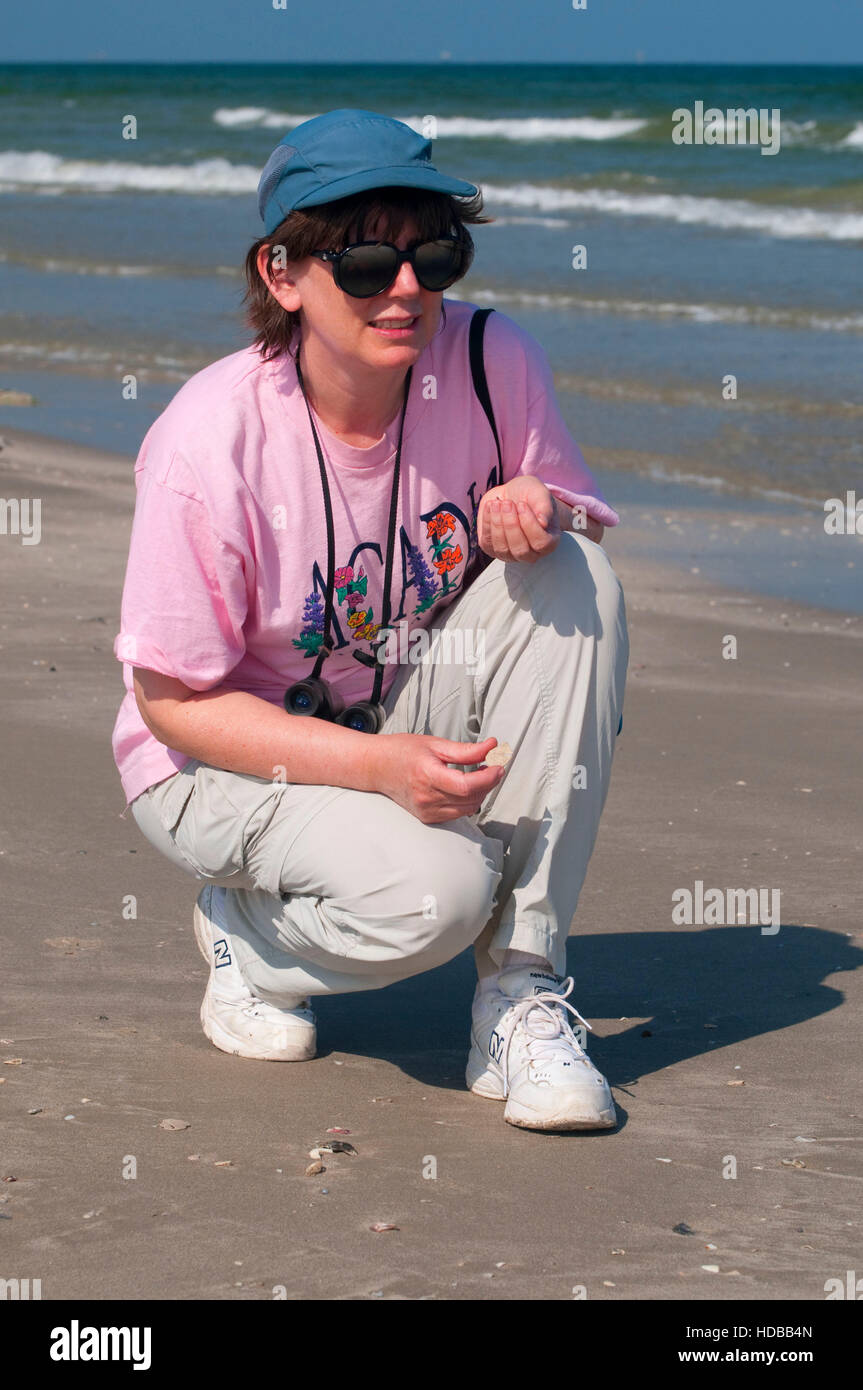 Beachcombing, Mustang Island State Park, Texas Foto Stock
