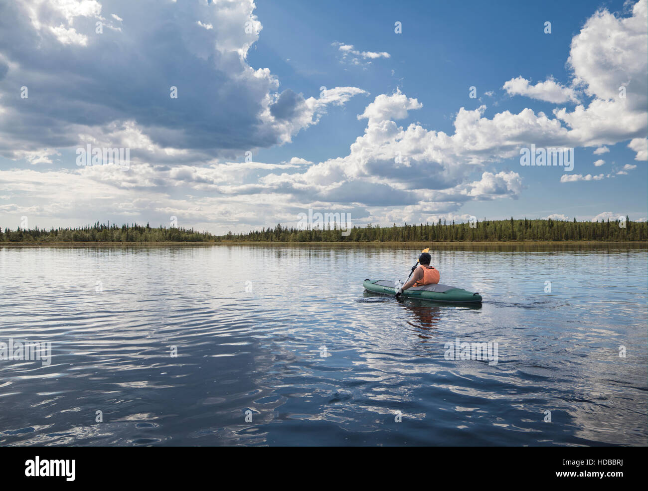 Kayaker sulle sponde di un lago in Carelia, Russia settentrionale Foto Stock