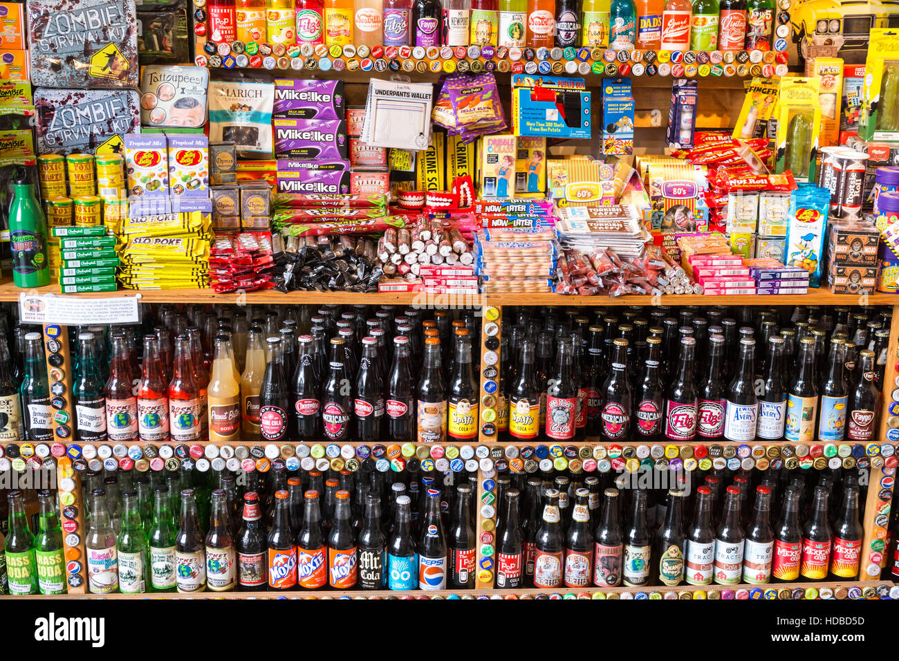 Una variopinta selezione di merci in vendita in il razzo Fizz Soda Pop & negozio di dolciumi di New Orleans, in Louisiana. Foto Stock