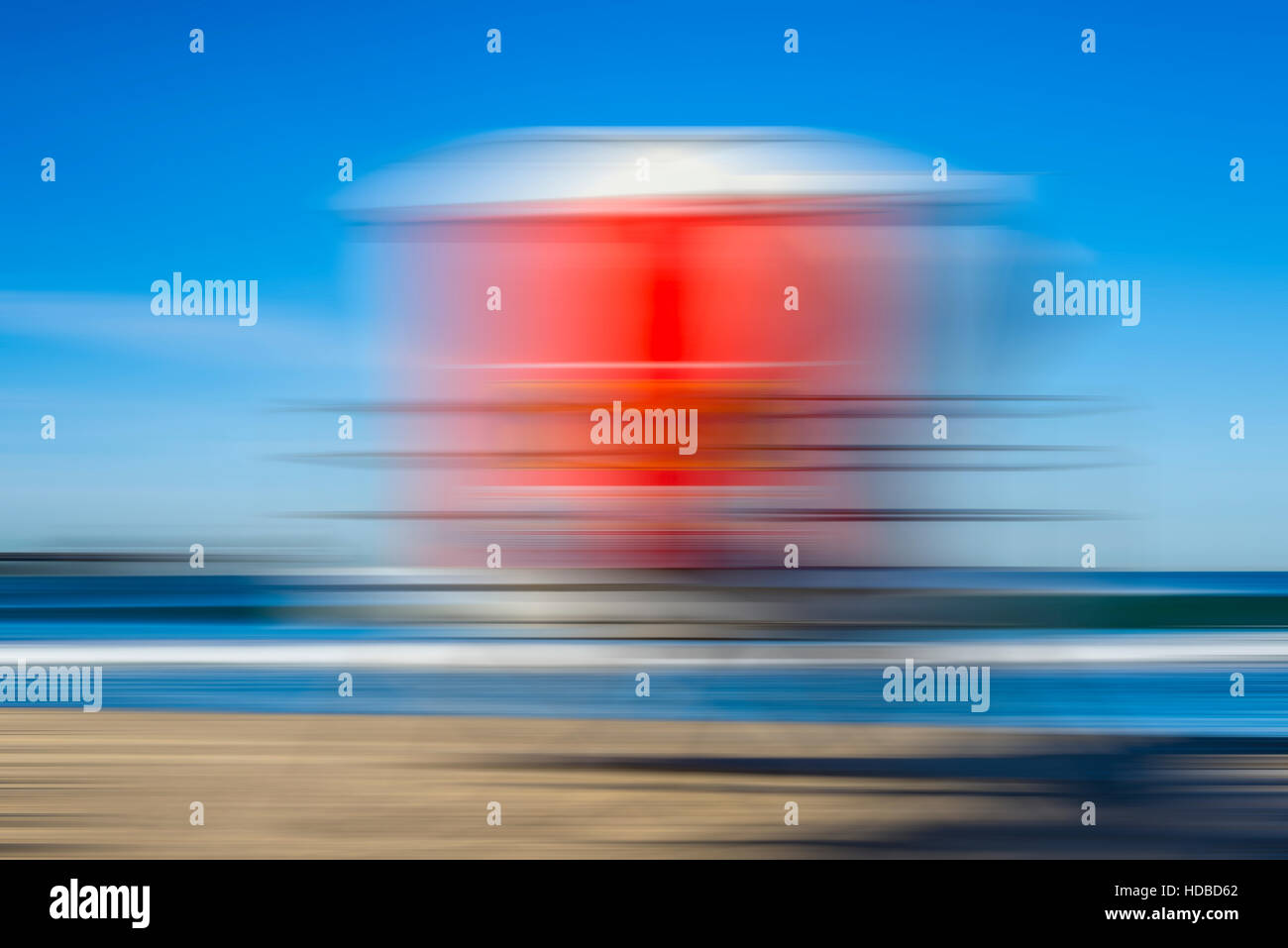 Torre bagnino, scena costiere, motion blur effetto. Foto Stock