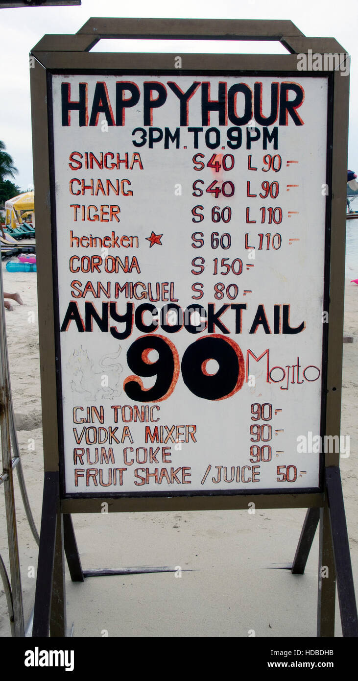 Il bar offre una lista di bevande Chaweng Beach Ko Samui Thailandia Foto Stock