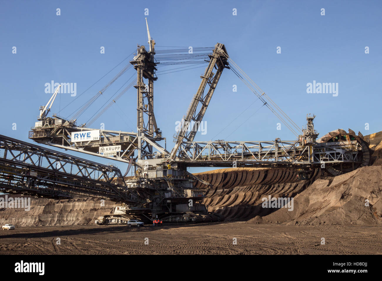 Benna Escavatore a ruote da RWE nelle miniere di superficie Garzweiler, Germania Foto Stock