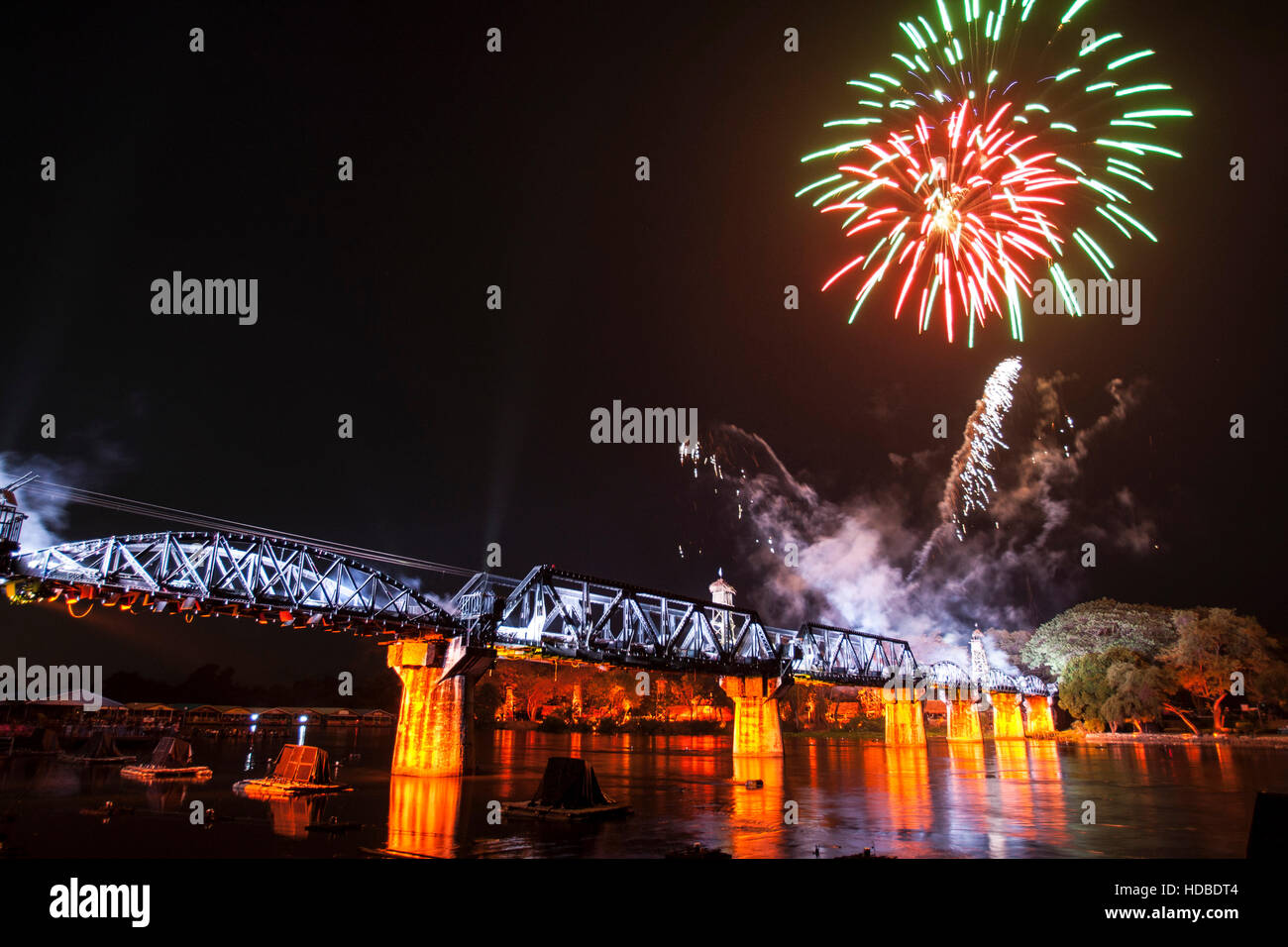 Spettacolo di Suoni e Luci con fuochi d'artificio Fiume Kwai Bridge Festival Kanchanaburi Thailandia Foto Stock