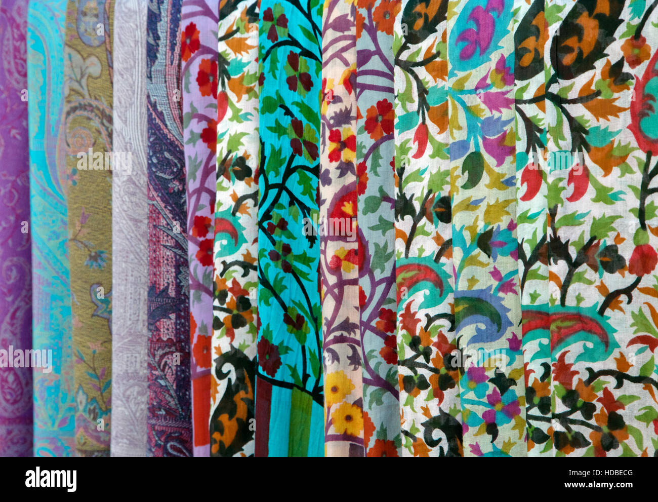 Colorate sciarpe su un oriental bazaar mercato di Khiva, Uzbekistan Foto Stock
