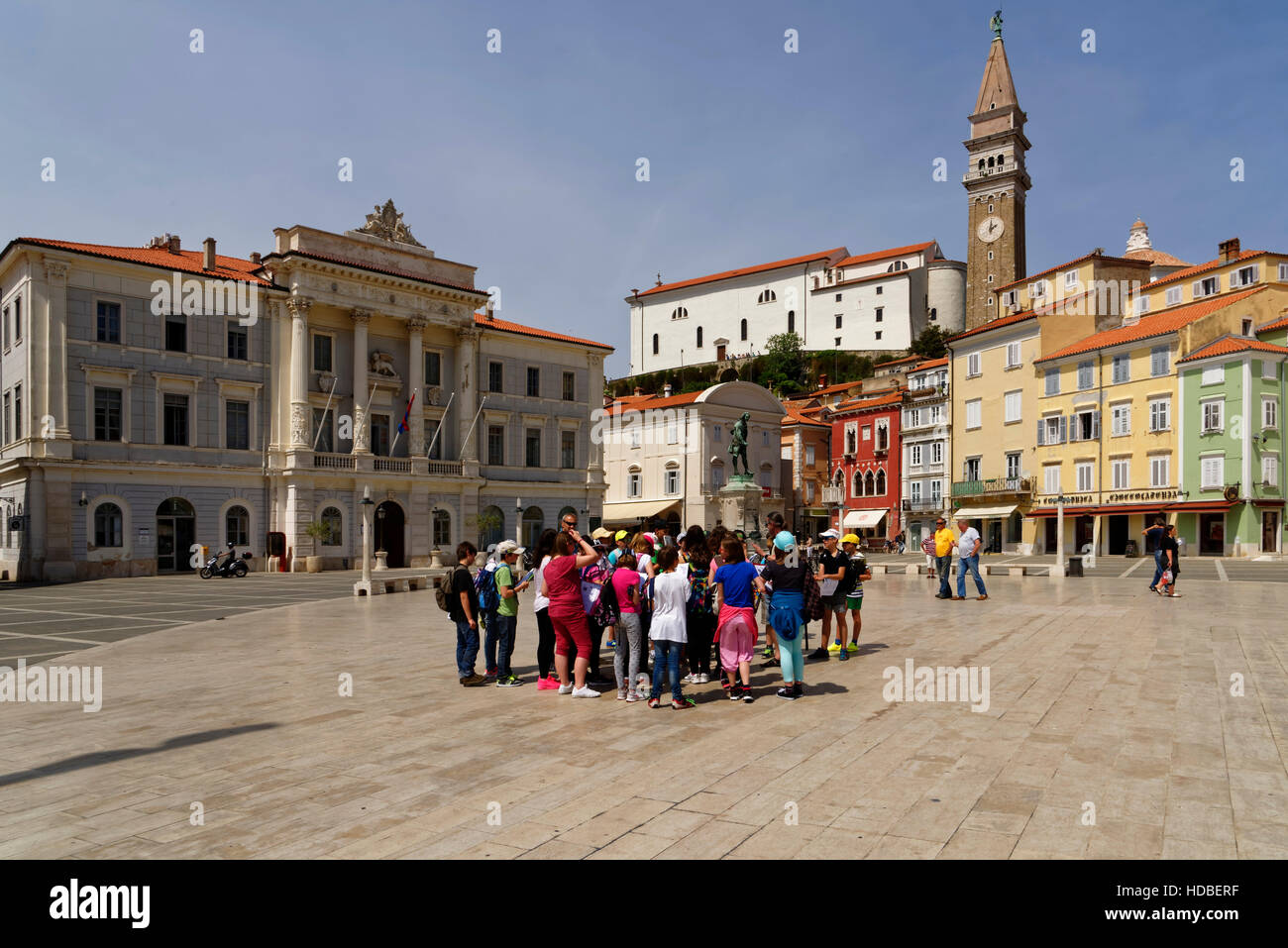 Pirano: Tartini Square con il suo municipio (sinistra) e la chiesa di San Giorgio, Slovenia Foto Stock