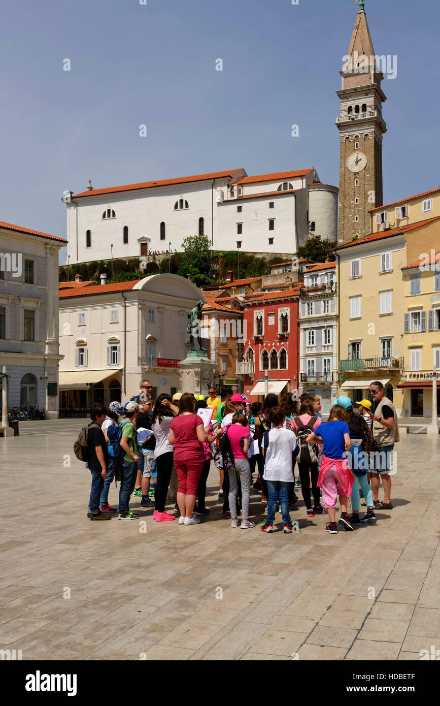 Pirano: Tartini piazza con edifici storici e la chiesa di San Giorgio, Slovenia Foto Stock