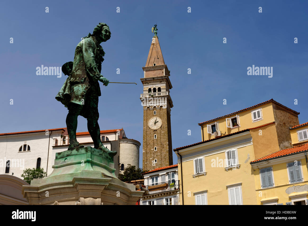 Pirano: monumento di Giuseppe Tartini su Tartini Square e la torre della chiesa di San Giorgio in Slovenia Foto Stock