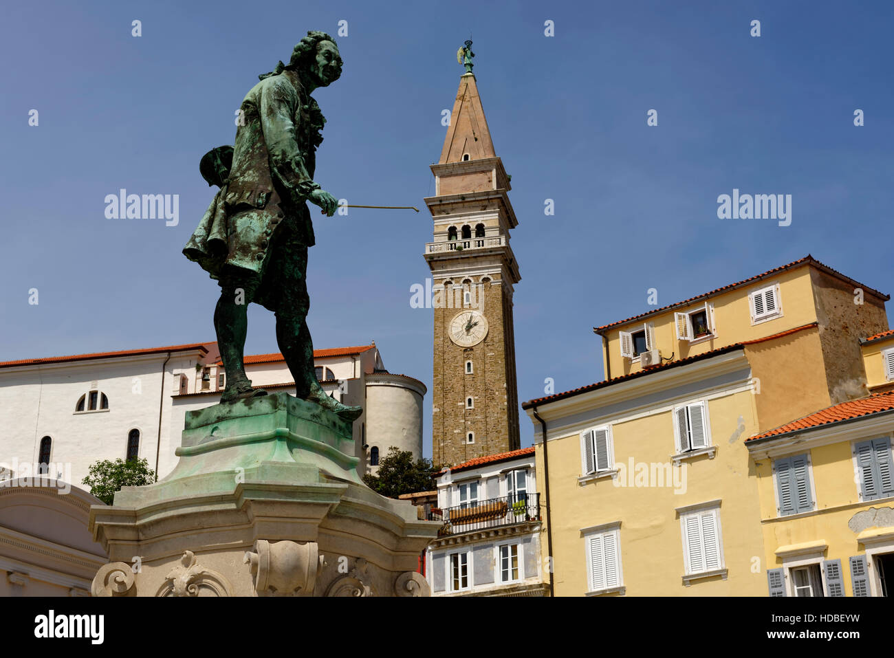 Pirano: monumento di Giuseppe Tartini su Tartini Square e la torre della chiesa di San Giorgio in Slovenia Foto Stock