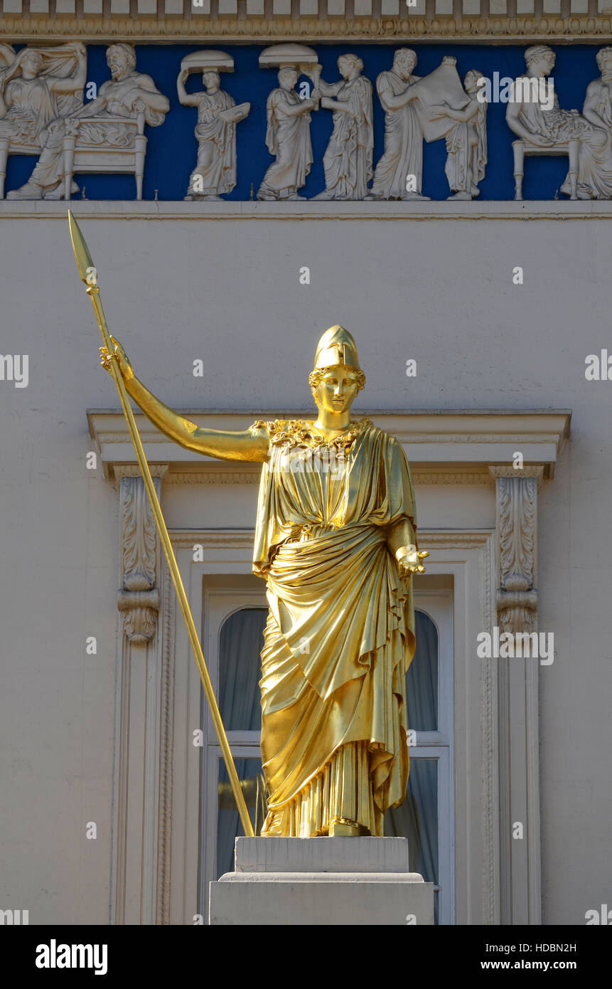 Atena. Statua della dea classica della saggezza, Athena, sopra l'ingresso al Club Athenaeum in Waterloo Place, Londra, Regno Unito Foto Stock
