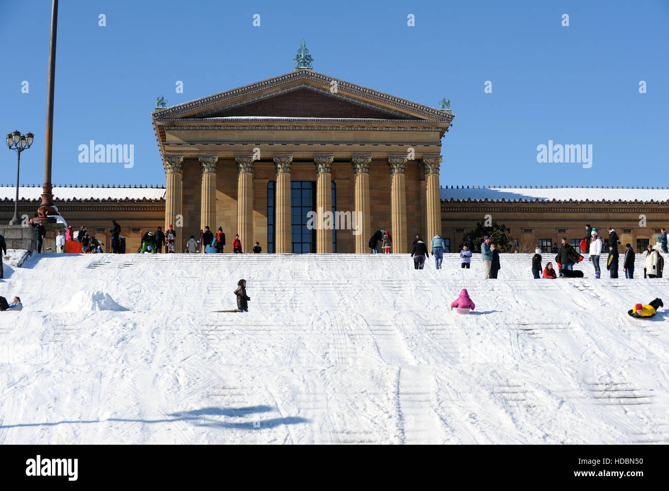 Le persone giocano con la neve nella parte anteriore del Philadelphia Museum of Art di Philadelphia, PA, Stati Uniti d'America 11 febbraio 2008. Foto Stock