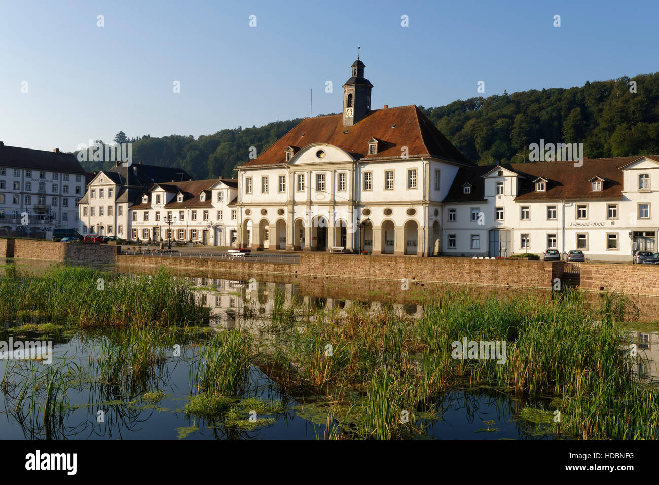 Bad Karlshafen: storico municipio e il vecchio bacino portuale, Weser Uplands, Hesse, Germania Foto Stock