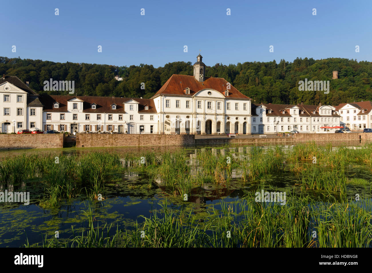 Bad Karlshafen: storico municipio e il vecchio bacino portuale, Weser Uplands, Hesse, Germania Foto Stock