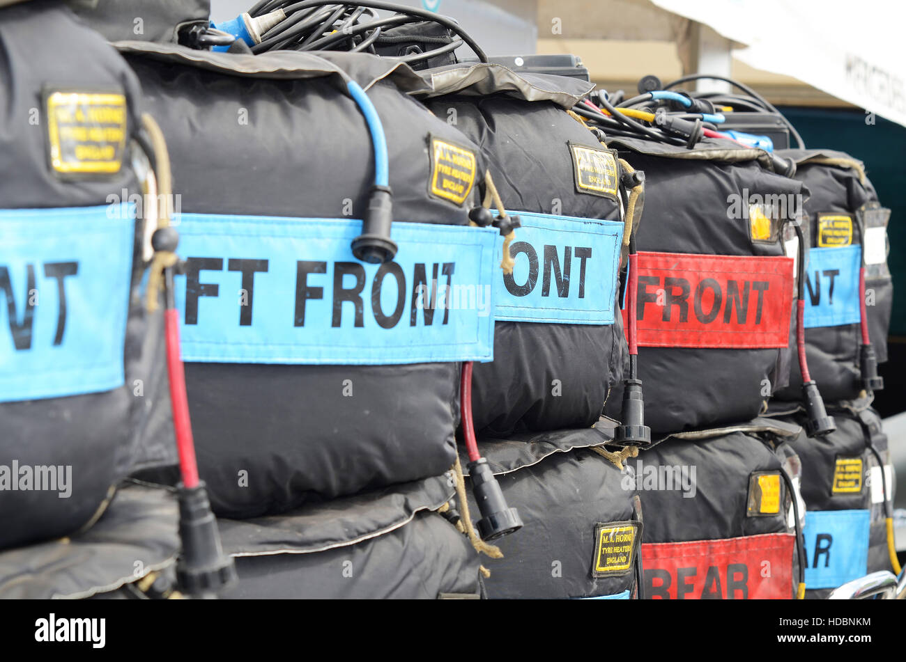 Un set di ruote in le termocoperte al di fuori di una Mercedes Formula 1 zona pit Foto Stock