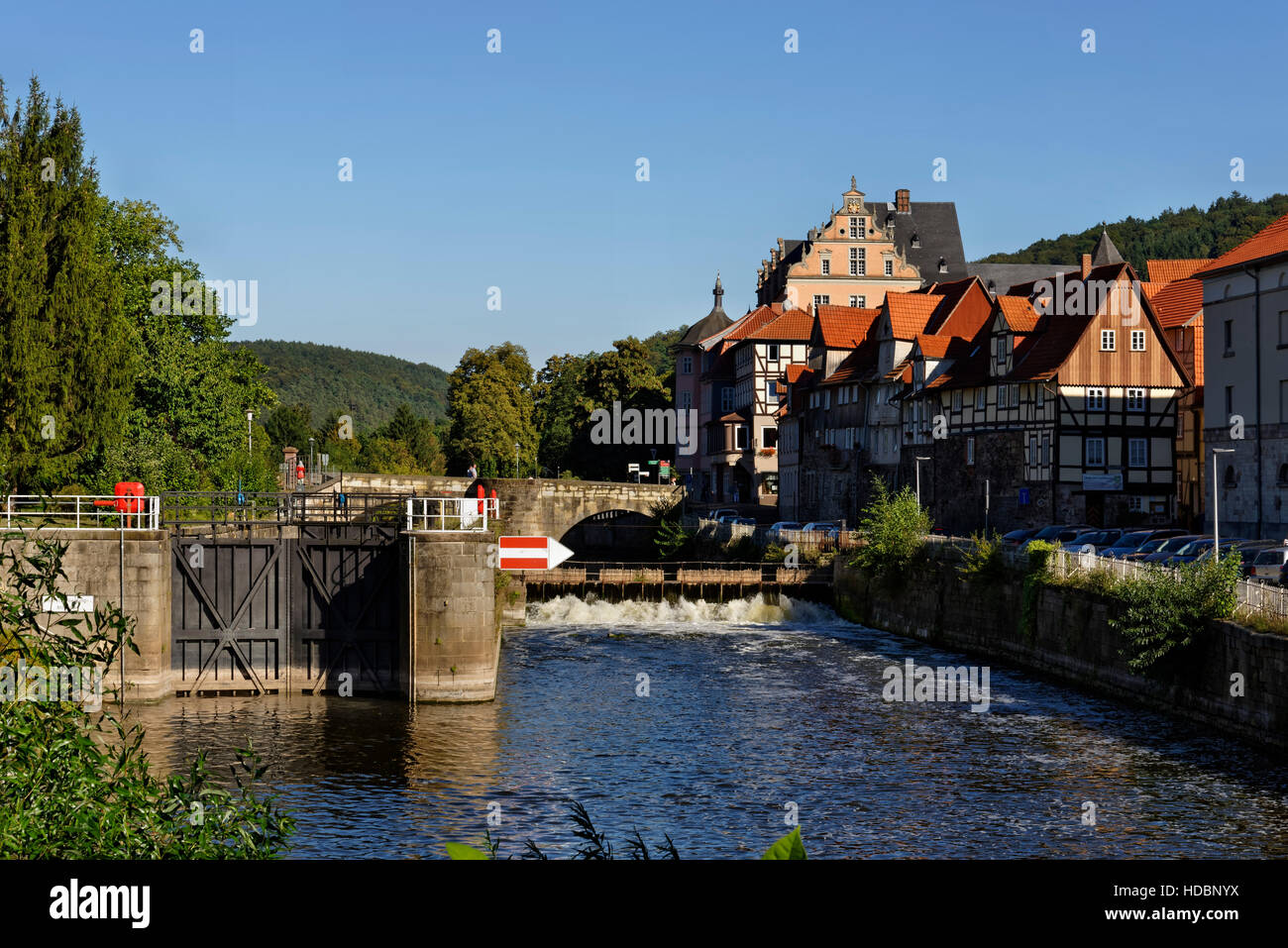 Hann. Münden: città vecchia presso il fiume Werra, il Welfenschloss in background, Weser Uplands, Bassa Sassonia, Germania Foto Stock