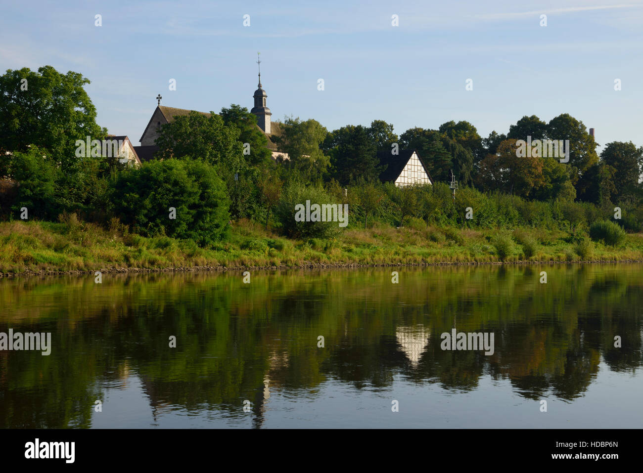 La Chiesa al fiume Weser vicino a Höxter, Nord Reno-Westfalia, Germania Foto Stock