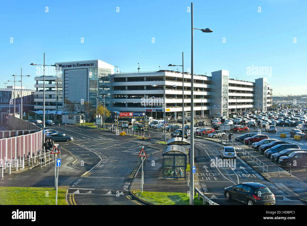 Strade di accesso al parcheggio multipiano e al parcheggio all'aperto presso le strutture aeronautiche scozzesi, Aeroporto di Edimburgo, Ingliston, Scozia, regno unito Foto Stock