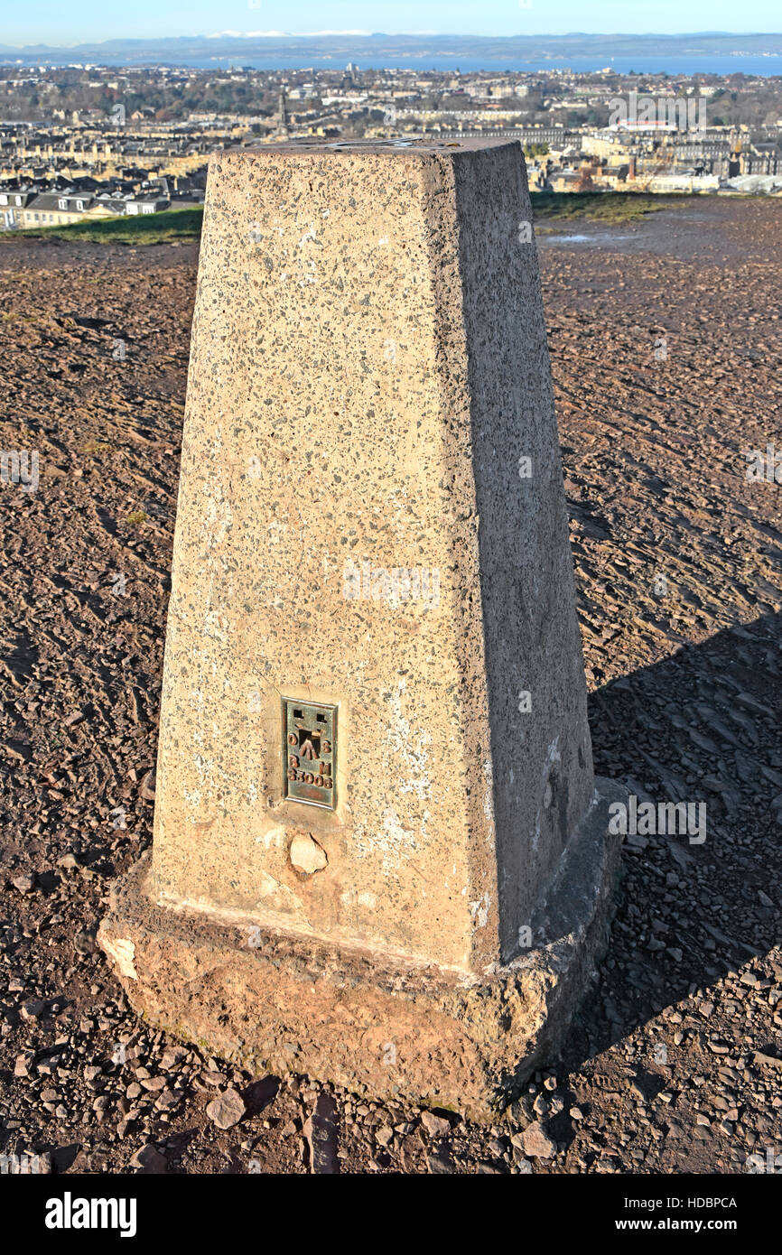 Ordnance Survey calcestruzzo scozzese obelisco benchmark compresi BM83006 usato per rilevamenti topografici posizionato in cima alla collina di Carlton a Edimburgo in Scozia uk Foto Stock