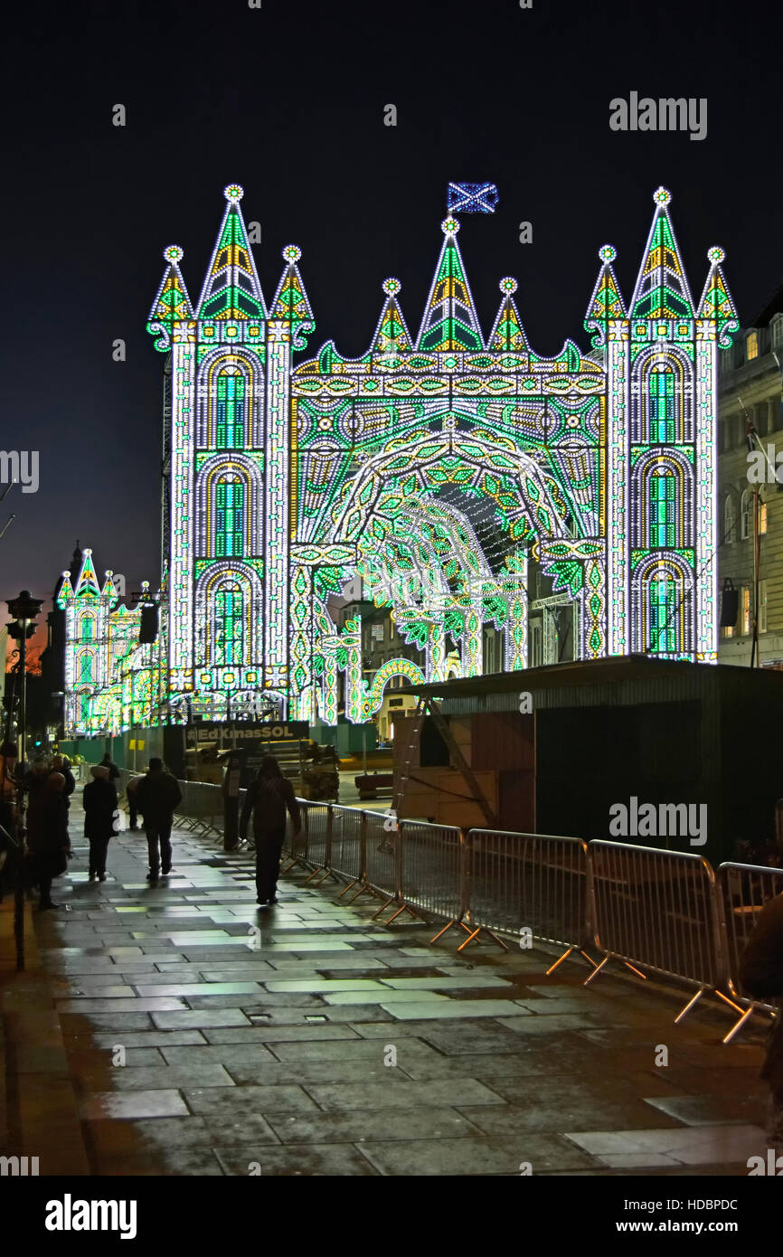 Edimburgo Natale strada scozzese della luce nella scena parzialmente chiusa al traffico sezione di George Street nella zona di New Town City Centre Scozia uk Foto Stock