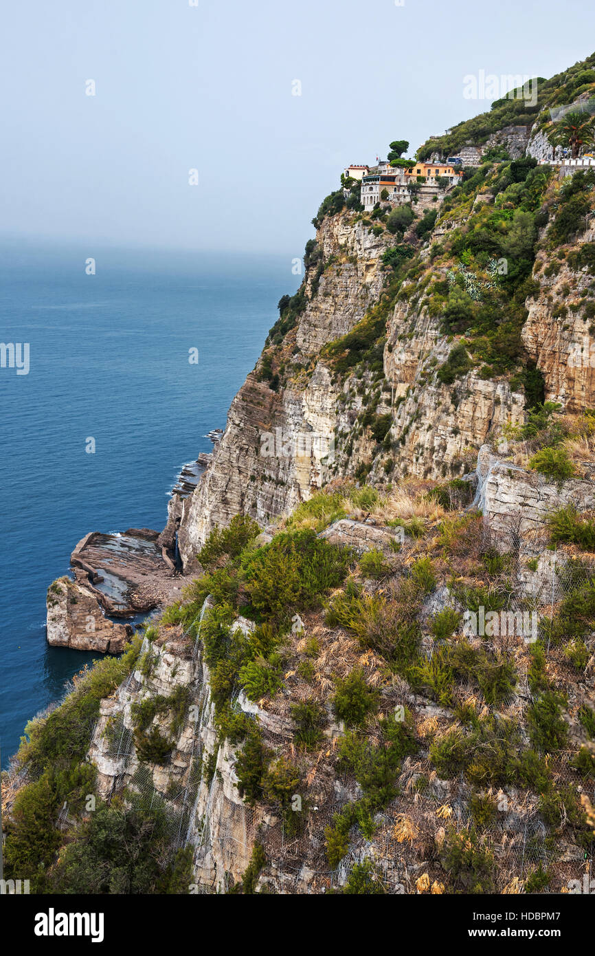 Piccolo villaggio sulla cima della scogliera , Penisola Sorrentina, Campania, Italia Meridionale, Europa Foto Stock