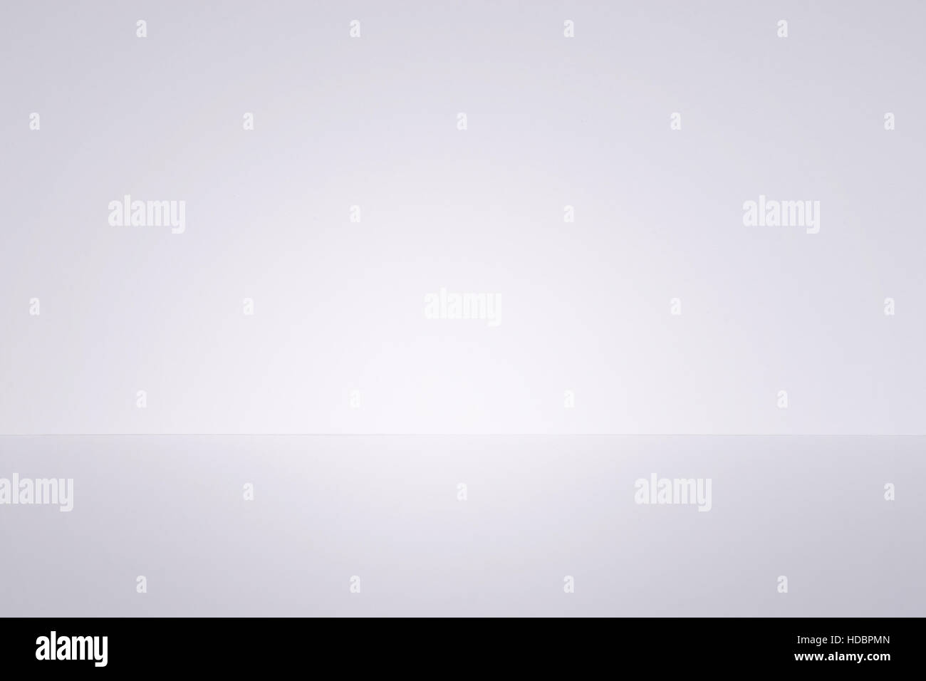 Bianco di sfondo per studio. Stanza vuota a parete e a pavimento Foto Stock