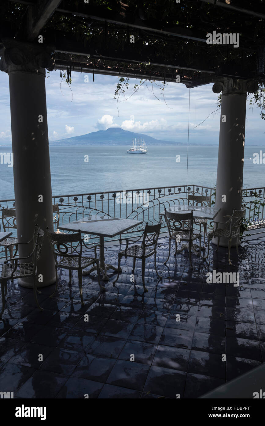 Verticale di bella vista dalla costa di Sorrento ristorante sul vulcano Vesuvio Sorrento , Campania, Italia Meridionale, Europa Foto Stock