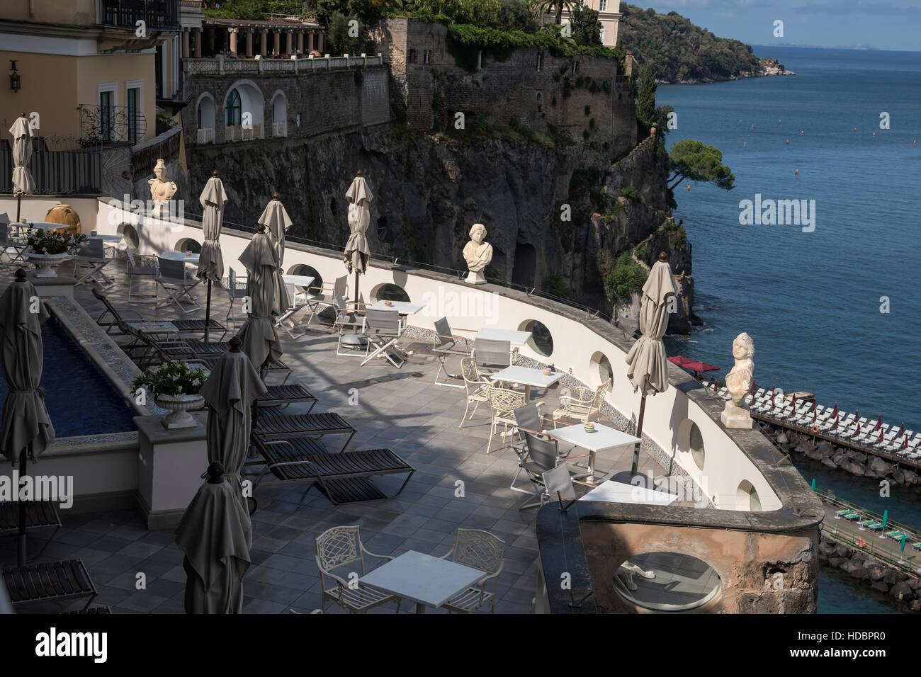 Terrazza che domina il Golfo di Napoli Hotel Bellevue Syrene Sorrento , Campania, Italia Meridionale, Europa Foto Stock
