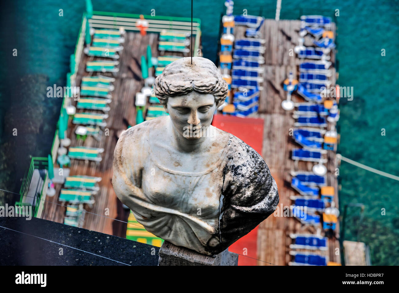 Antico busto di donna di fronte spiaggia vista, Sorrento , Campania, Italia Meridionale, Europa Foto Stock