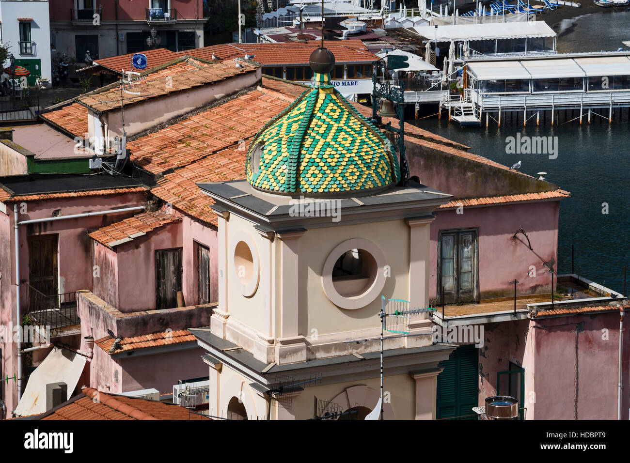 Schizzo di architettura con cupola verde della torre e tetti rossi ,Sorrento , Campania, Italia Meridionale, Europa Foto Stock