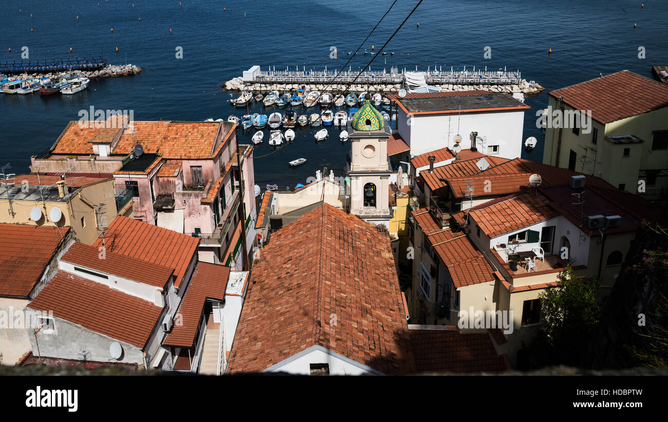 Tetti rossi e vista sulla baia di Sorrento , Campania, Italia Meridionale, Europa Foto Stock