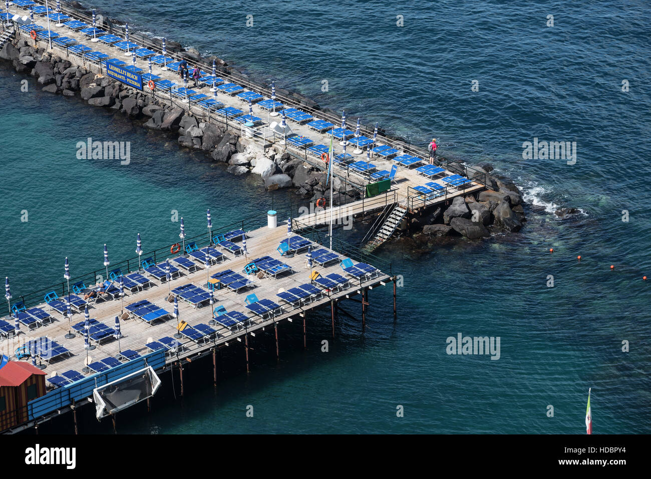 Terrazze solarium, spiaggia, Sorrento , Campania, Italia Meridionale, Europa Foto Stock