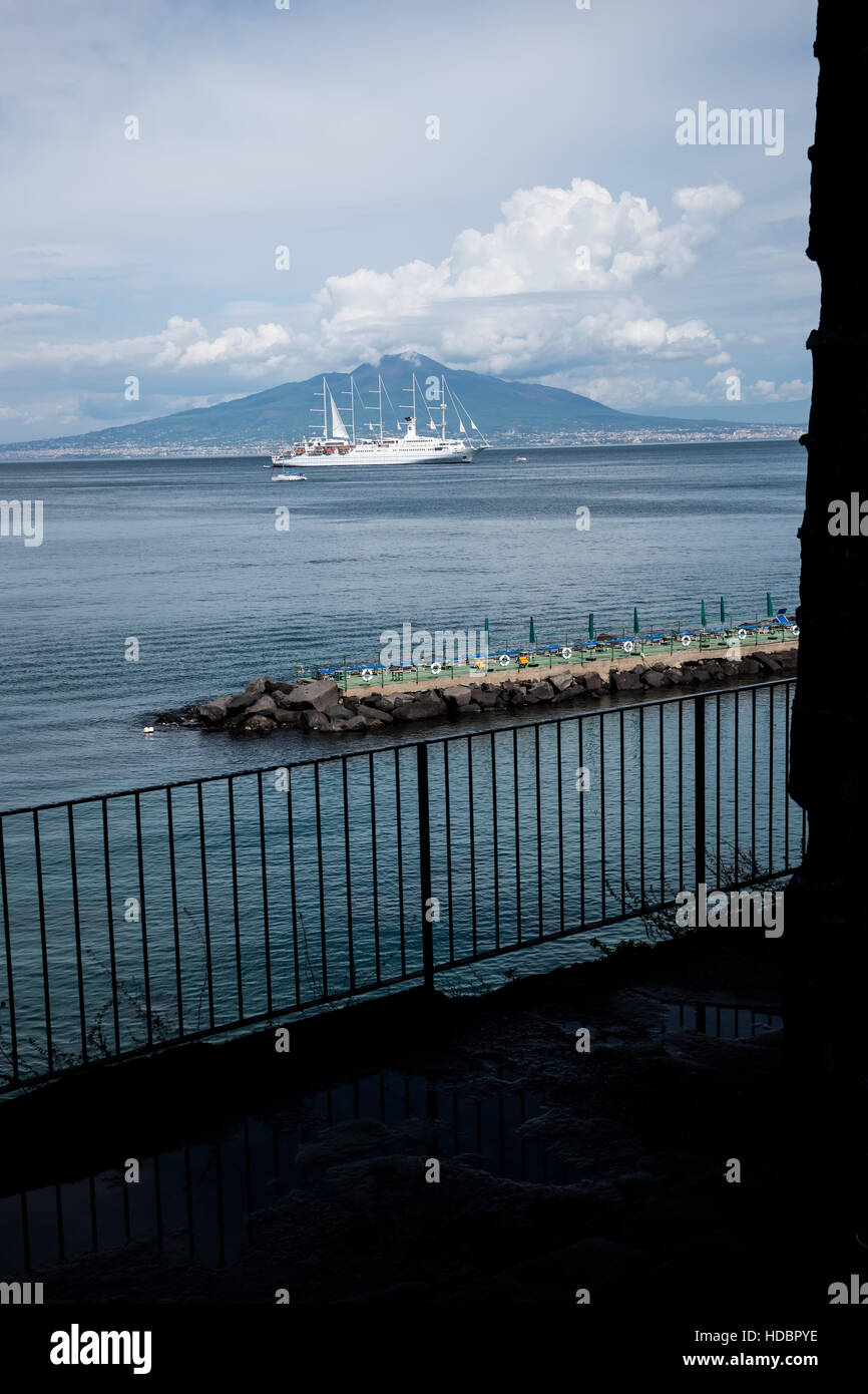 Vista dal costo di Sorrento sulla Baia di Napoli , Campania, Italia Meridionale, Europa Foto Stock