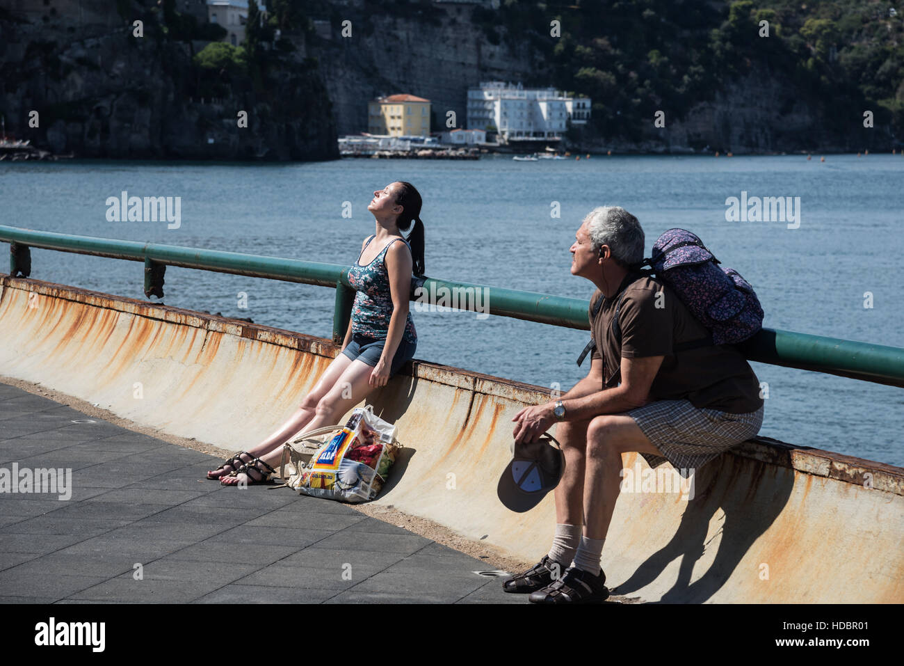 Due turisti in attesa di imbarcazione, Sorrento , Campania, Italia Meridionale, Europa Foto Stock