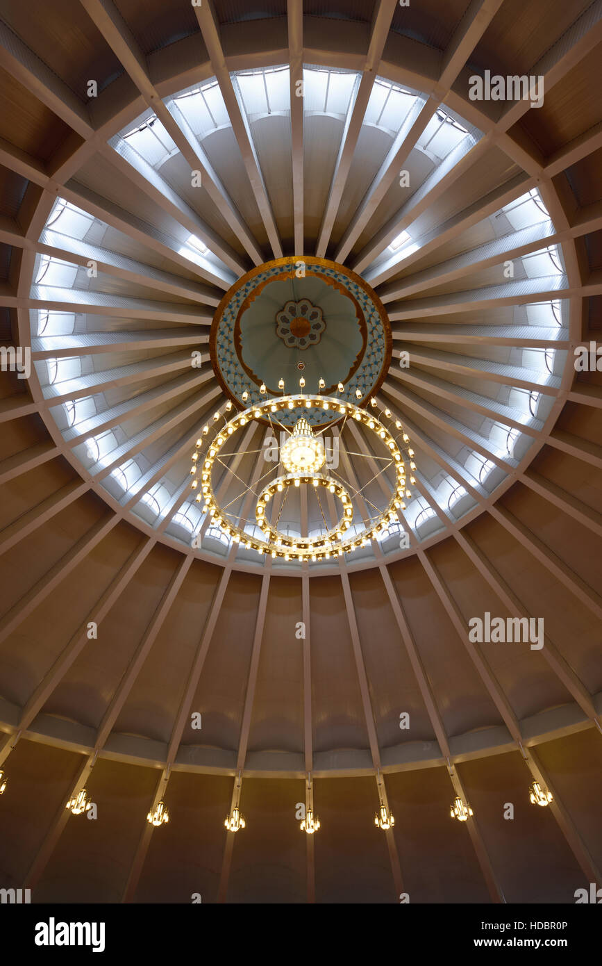 Le luci sul soffitto dello sceicco Khalifa bin Zayed Al Nahyan moschea in Shymkent Kazakistan Foto Stock