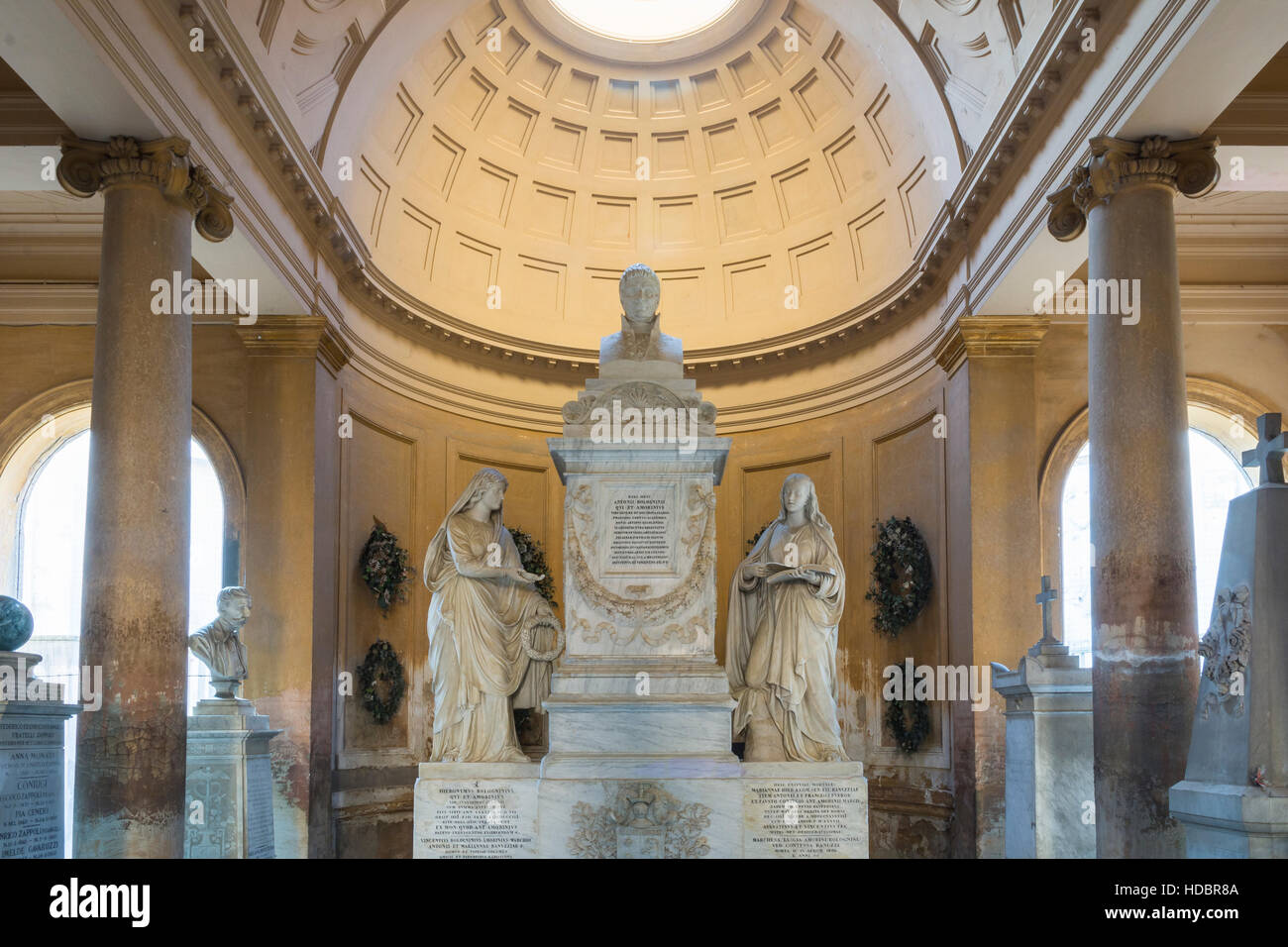 Bologna,Italia-dicembre 7,2016:antica statua su una tomba all'interno del cimitero monumentale della Certosa di Bologna durante una giornata di sole. Foto Stock