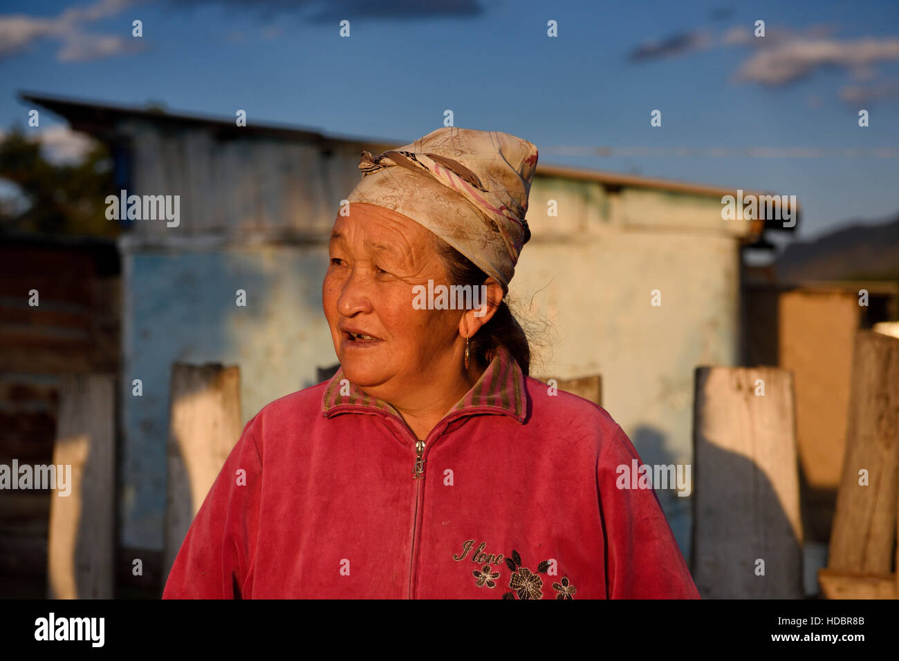 Il kazako donna alla prima luce nel villaggio di soggiornare sul fiume Chilik Kazakistan Foto Stock