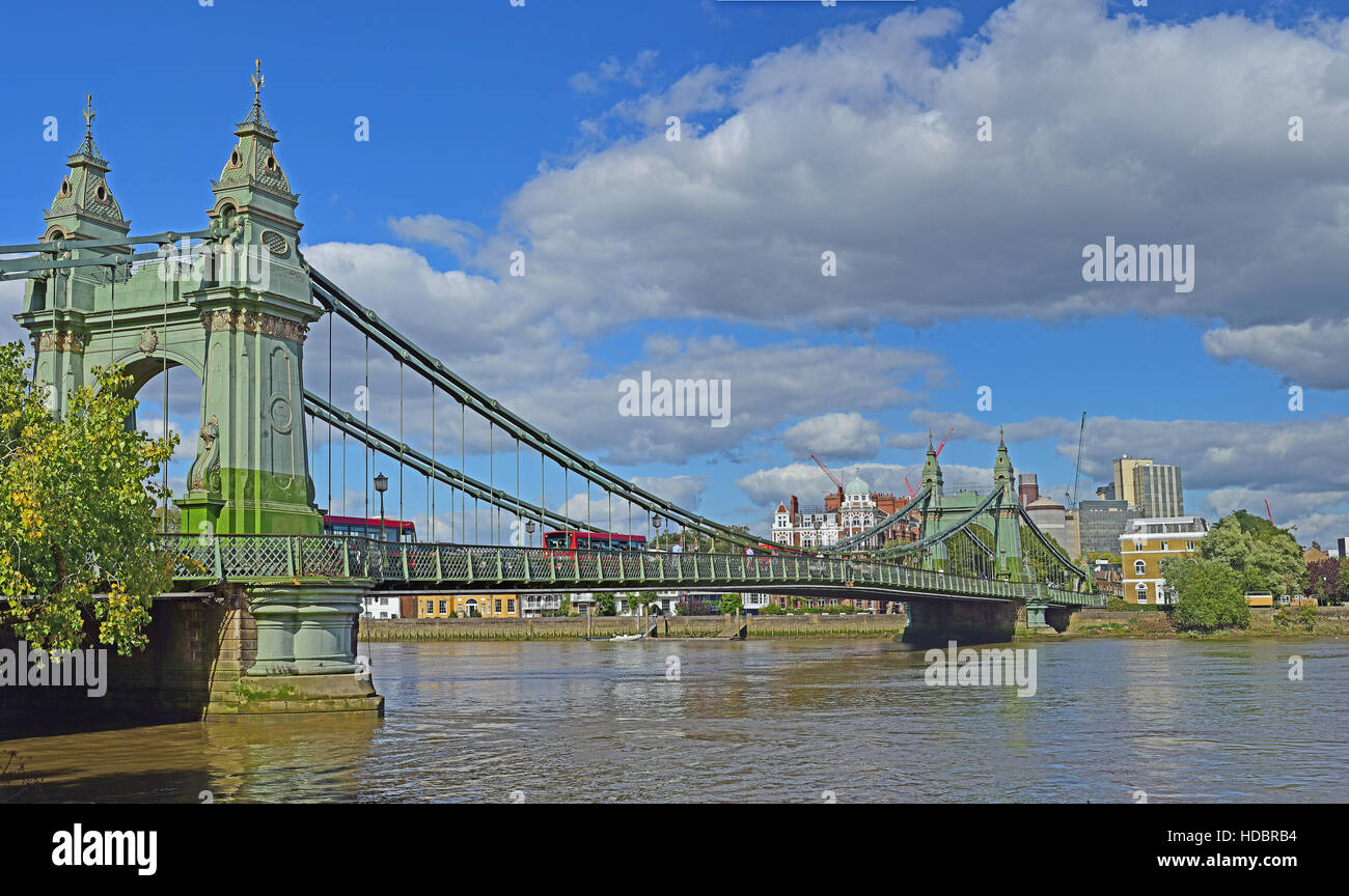 Hammersmith Bridge sul Tamigi a Londra come si vede dalla Thames Path National Trail in U.K. Foto Stock