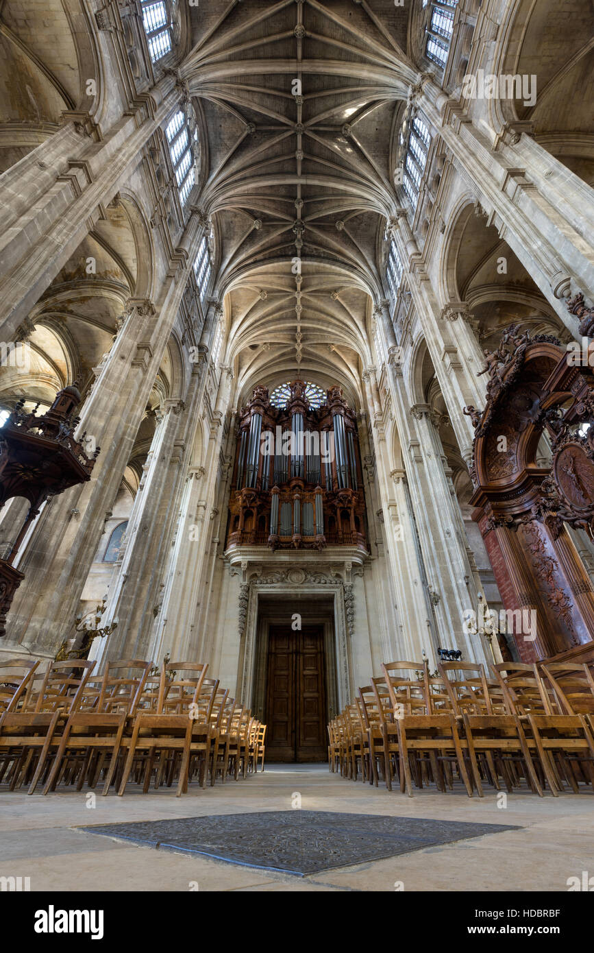 Interni e navata della chiesa di Saint Eustache con archi a volta e organo a canne. Les Halles, Parigi, Francia Foto Stock