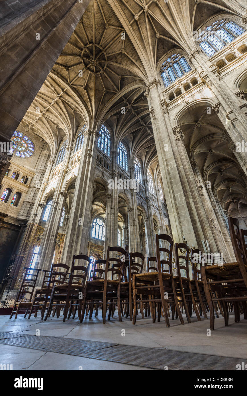 La navata e il transetto della chiesa di Saint Eustache interno con archi a volta. Les Halles, Parigi, Francia Foto Stock
