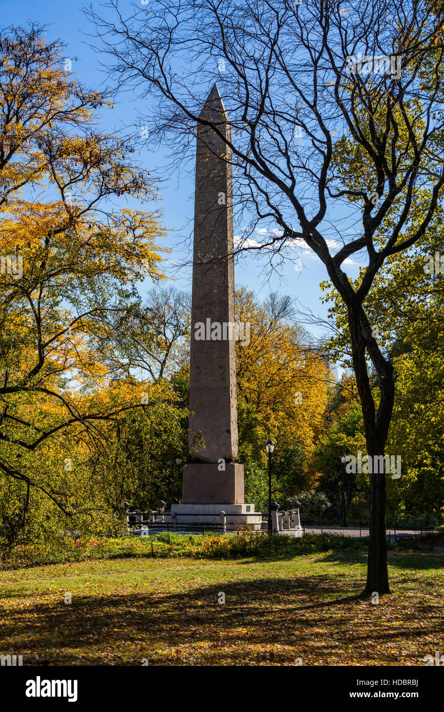Obelisco Egiziano noto anche come Cleopatra Needle in autunno. Monolito di pietra nel Central Park di New York City Foto Stock