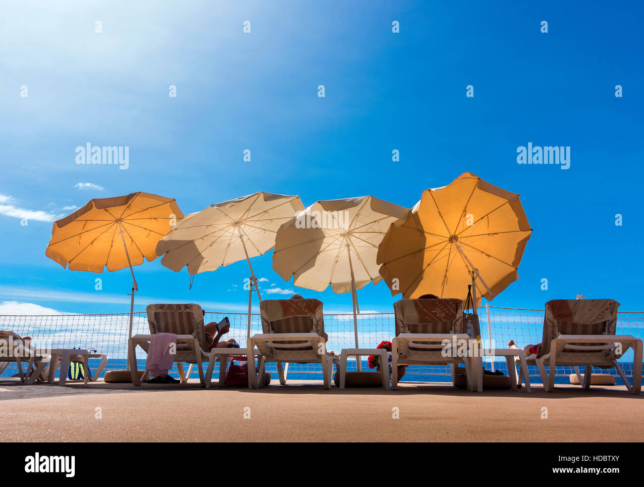 Ombrelloni e lettini per prendere il sole sul patio, Funchal, Madeira, Portogallo Foto Stock