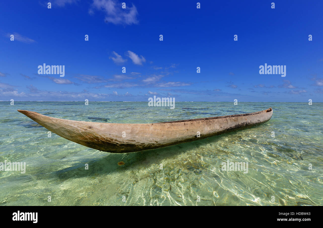 Piroga tradizionale barca sulla spiaggia, Nosy Nato, orientale, Madagascar Madagascar Foto Stock